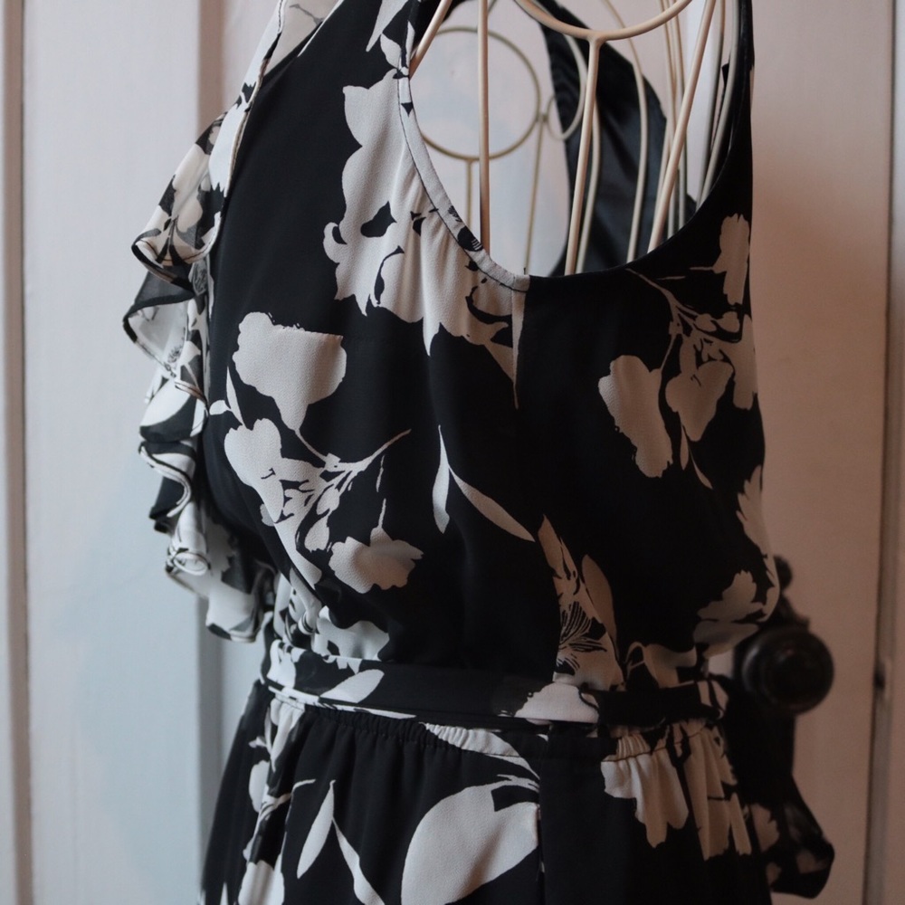 Express | Black & White Floral Dress | Pockets! - Picture 4 of 7